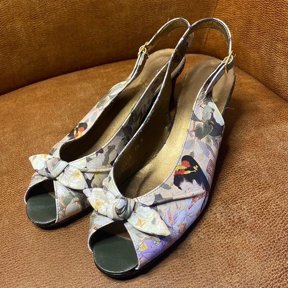 Shoes - Icon Hand painted wearable Art Geisha Sandals 9.5”